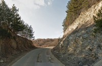 Изграждат подпорна стена край пътя Колена - Люляк