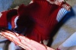 Мъж наръга с нож приятел и избяга