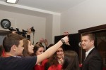Прегръдки и хартиени цветя раздаваха младежи с послание за любов и толерантност в Стара Загора