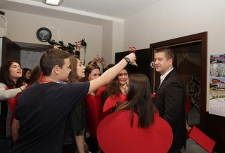 Прегръдки и хартиени цветя раздаваха младежи с послание за любов и толерантност в Стара Загора