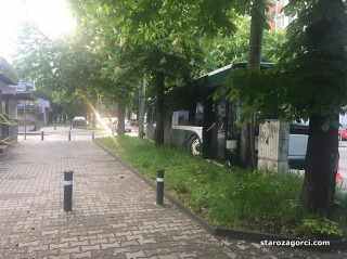 Стара Загора: Автобус от градския транспорт се заби в стълб рано тази сутрин в Стара Загора