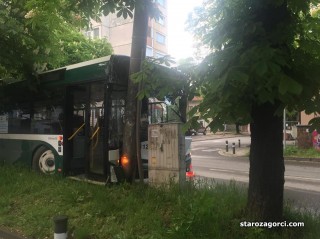 Автобус от градския транспорт се заби в стълб рано тази сутрин в Стара Загора