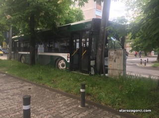 Стара Загора: Автобус от градския транспорт се заби в стълб рано тази сутрин в Стара Загора