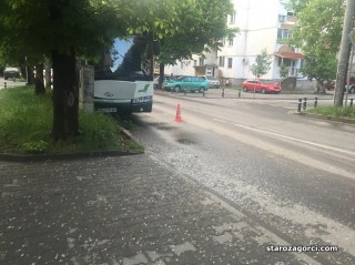 Стара Загора: Автобус от градския транспорт се заби в стълб рано тази сутрин в Стара Загора