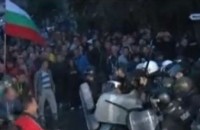 Прокуратура разследва двама 17-годишни радневци за бой с полицията снощи