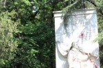 Заляха с червена боя паметника на Съветския войн в Стара Загора
