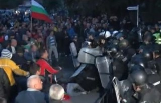Прокуратура разследва двама 17-годишни радневци за бой с полицията снощи