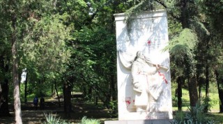 Заляха с червена боя паметника на Съветския войн в Стара Загора