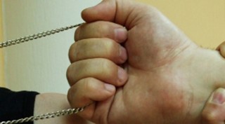Дръпнаха златни синджирчетата на две жени в центъра на Стара Загора