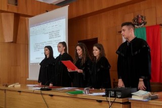 Старозагорски десетокласници станаха съдии за час