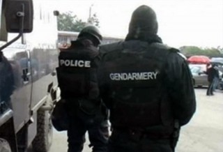 Петима полицаи пострадаха при специализирана полицейска операция в Мъглиж
