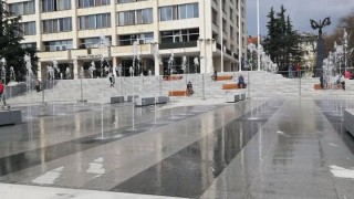 Отново свежест и настроение от цветните фонтани пред Община Стара Загора 