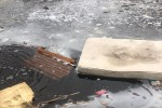 Вандали хвърлиха пейка и дунапрен в езерото в старозагорския парк „Артилерийски“