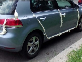 Срязаха гумите и залепиха с монтажна пяна вратите на кола в Стара Загора