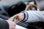 Шофьор опита да “си плати“ на старозагорски полицаи, спрели го за проверка