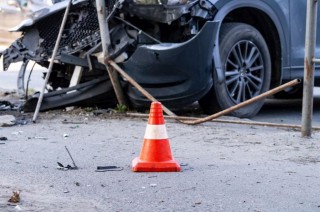 51-годишен шофьор потроши 6 коли в автокъща и избяга