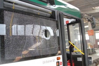 Три момчета на 10 и 11 години хвърляха камъни по автобус на градския транспорт в Стара Загора