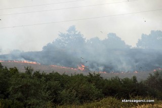 Стара Загора: Пожарът до с. Остра Могила се е насочил към с. Казанка