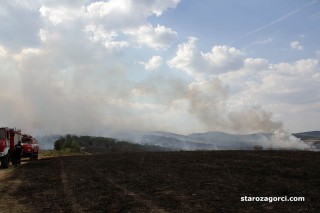 Стара Загора: Пожарът до с. Остра Могила се е насочил към с. Казанка