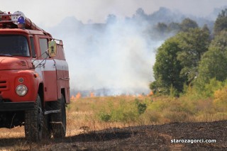 Стара Загора: Пожарът до с. Остра Могила се е насочил към с. Казанка