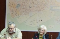 Общество на граждани и поети в града на поетите