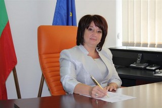 Обласният управител с подаръци за децата в домовете