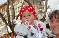 2-годишно дете участва във Феста на маскарадните игри