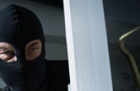 Нападнаха и обраха баба в дома й