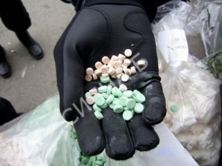 Хванаха двама с повече от 50 таблетки наркотици