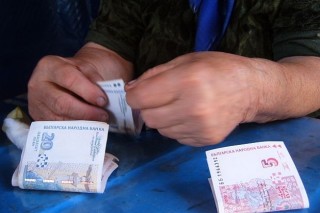 Баща даде 10 000 лв. за златни пирони