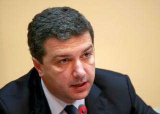 Водачът на листата на БСП в старозагорско Драгомир Стойнев днес под липите