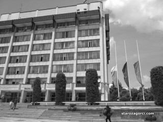 Стара Загора посрещна 3 октомври със свалени наполовина знамена