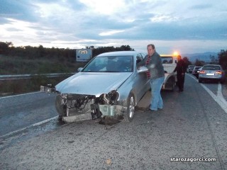 Спукана гума доведе до катастрофа край Ягода