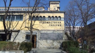 Творци от Димитровград с изложба под липите