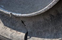 Закопчаха мъж, нарязал гумите на 15 коли 