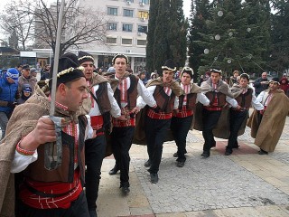 На Рождество Христово пред Общината пеят и наричат коледари