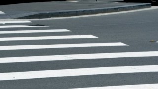 Шофьор блъсна баба на пешеходна пътека и избяга от местопроизшествието