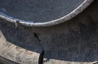Tри коли осъмнаха с нарязани гуми