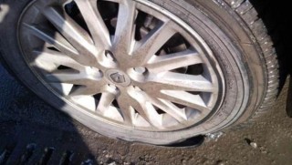 Арестуваха двама в момент на рязане на гуми на автомобил