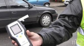 Хванаха 73-годишен дядо пиян зад волана