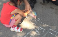 12 деца рисуваха „Пресичай внимателно прелезите!“