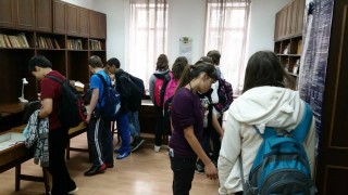 Старозагорски ученици посетиха Държавния архив под липите