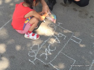12 деца рисуваха „Пресичай внимателно прелезите!“