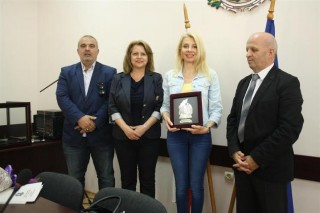 Магдалена Ралчева получи почетен знак от областния управител