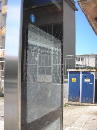 Вандали изпотрошиха ново информационно табло на автобусна спирка в Стара Загора