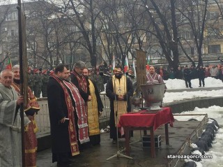 Стара Загора: ВИДЕО:36-годишния Горан Гънчев се пребори за Богоявленския кръст в Стара Загора