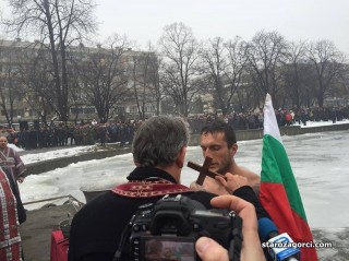 Стара Загора: ВИДЕО:36-годишния Горан Гънчев се пребори за Богоявленския кръст в Стара Загора