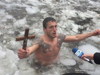 ВИДЕО:36-годишния Горан Гънчев се пребори за Богоявленския кръст в Стара Загора