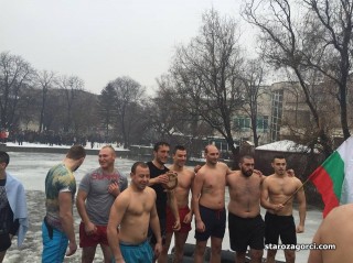 Стара Загора: ВИДЕО:36-годишния Горан Гънчев се пребори за Богоявленския кръст в Стара Загора