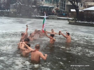 Стара Загора: ВИДЕО:36-годишния Горан Гънчев се пребори за Богоявленския кръст в Стара Загора